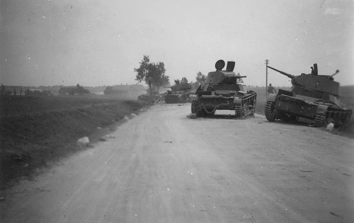 Разбитая колонна танков Т-26. Лето 41-го.