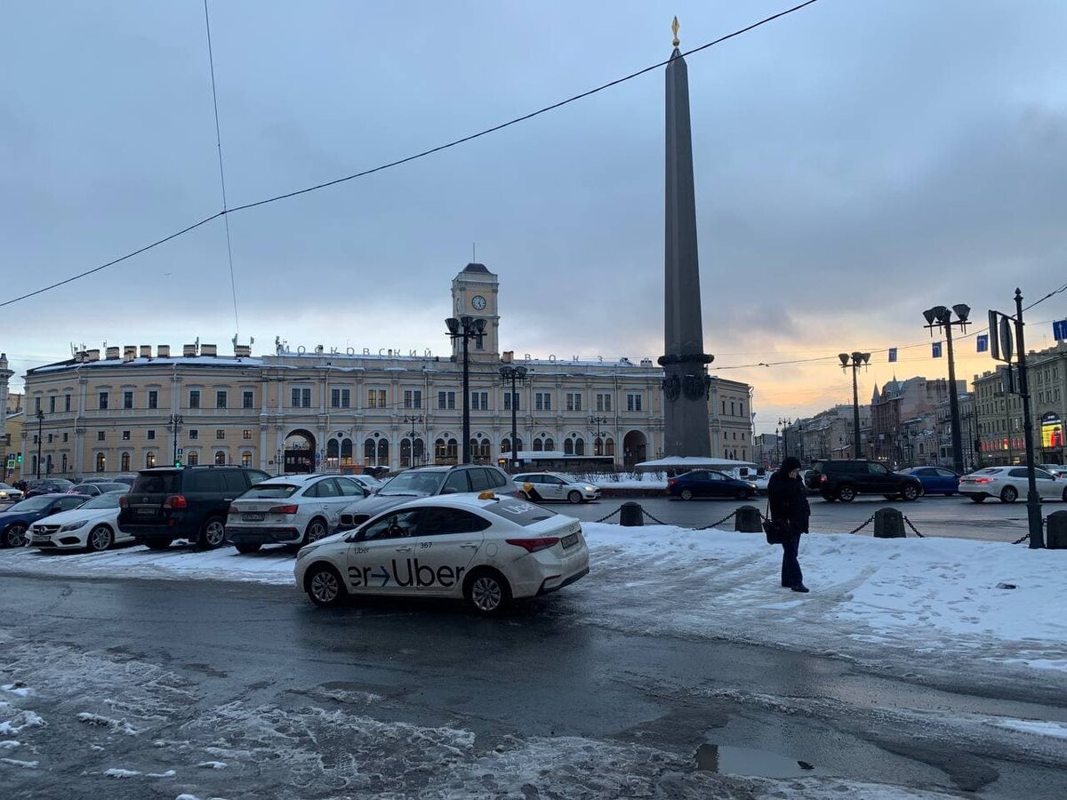 Вид на Московский вокзал и башню с часами