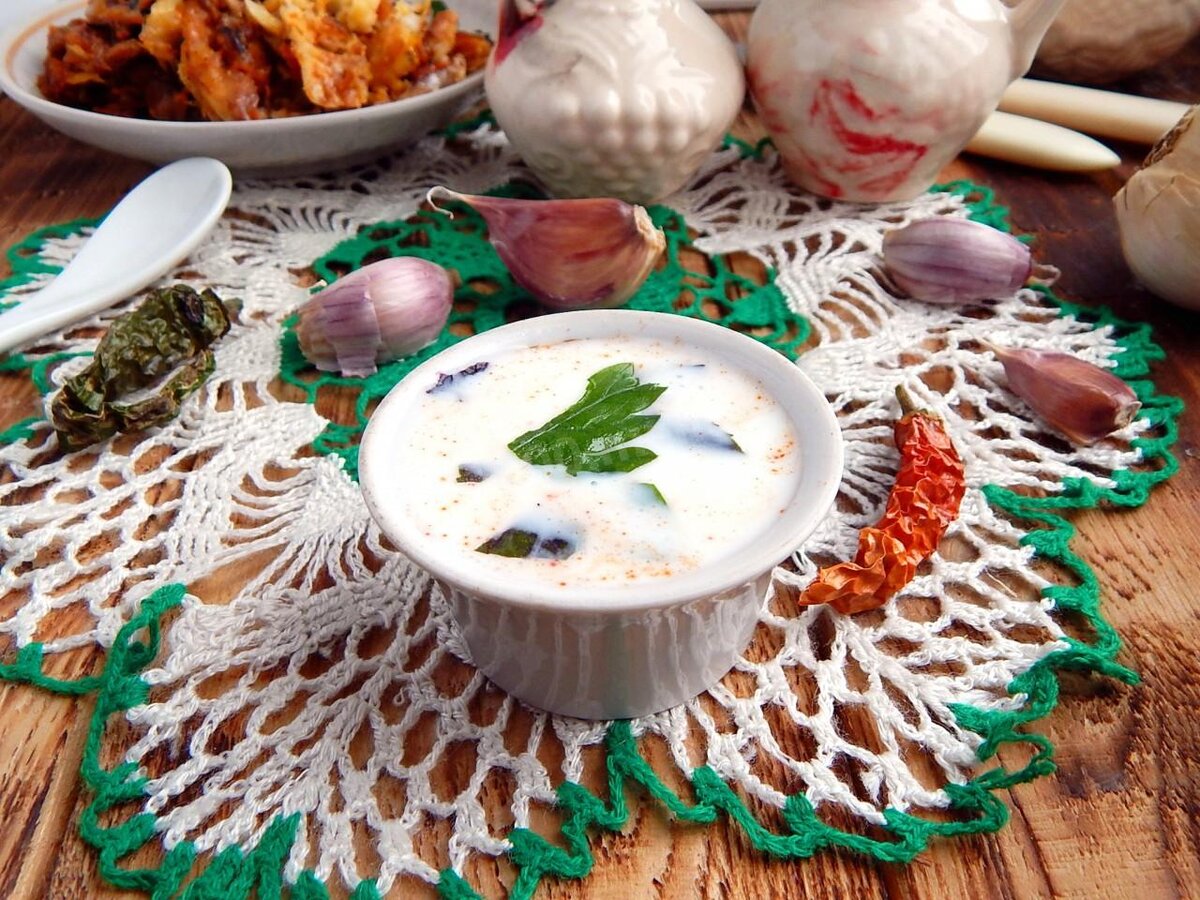Простой и быстрый маринад для куриных крылышек из кефира! Существует множество разнообразных рецептов приготовления маринада для запекания в духовке или приготовления на гриле куриных крылышек. Делают маринад на основе соевого соуса и меда, с уксусом и репчатым луком, из томатной пасты или кетчупа, из горчицы и лимонного сока.