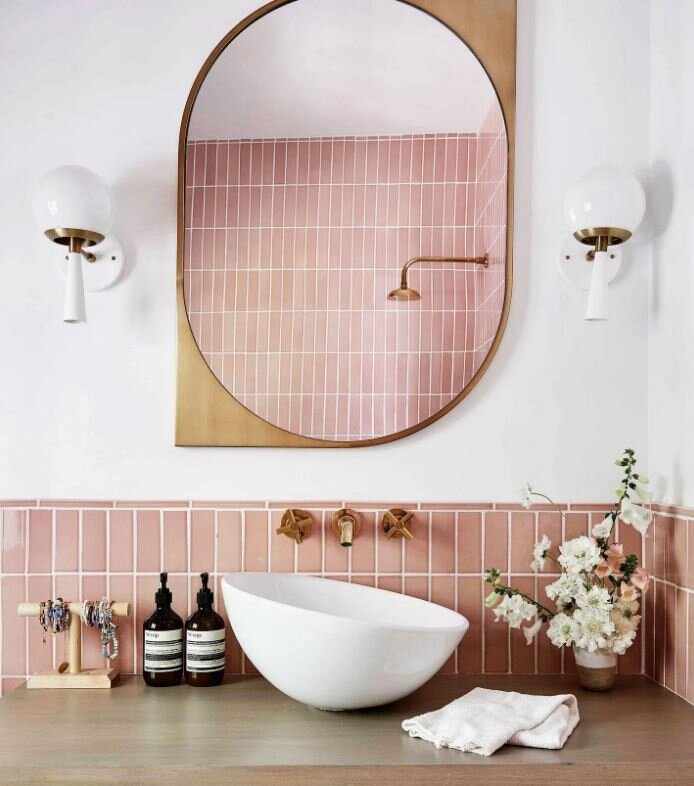 Плитка в розовых тонах для ванной комнаты