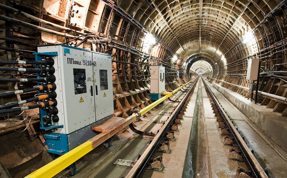 Напряжение контактной сети метро. Контактный рельс под напряжением 825 вольт. Шахта метро. Контактный рельс под напряжением 825 вольт. Токосъемный рельс в метро.