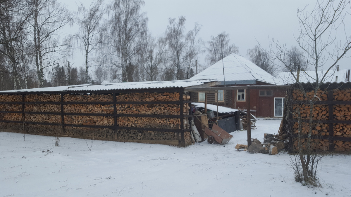 Со стороны забор - поленица выглядит фундаментально.