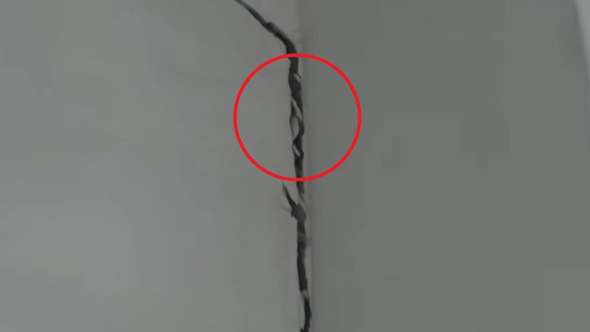 Трещина с пола до потолка!