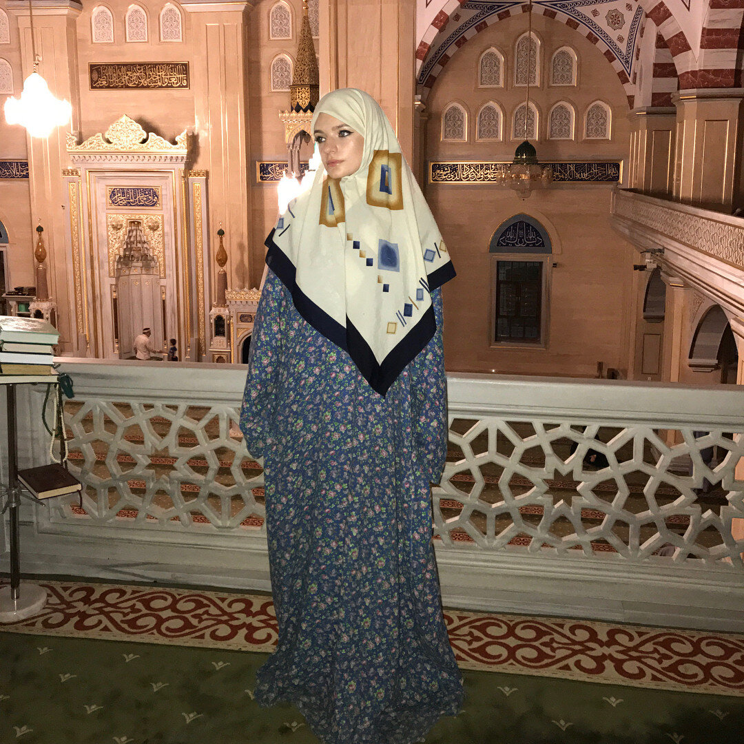Лиза Пескова в мечети