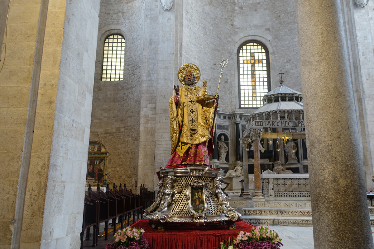 Статуя святого Николая