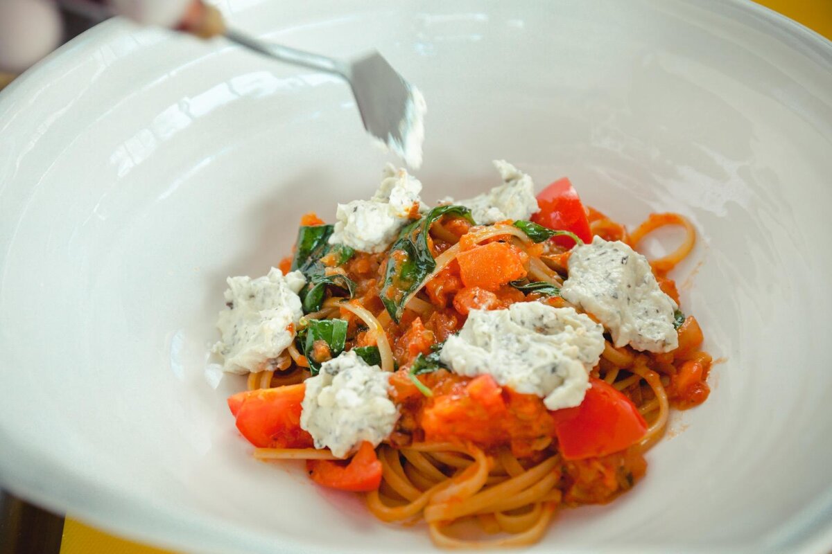 Спагеттони с соусом «Арраббьята», тунцом и маслинами