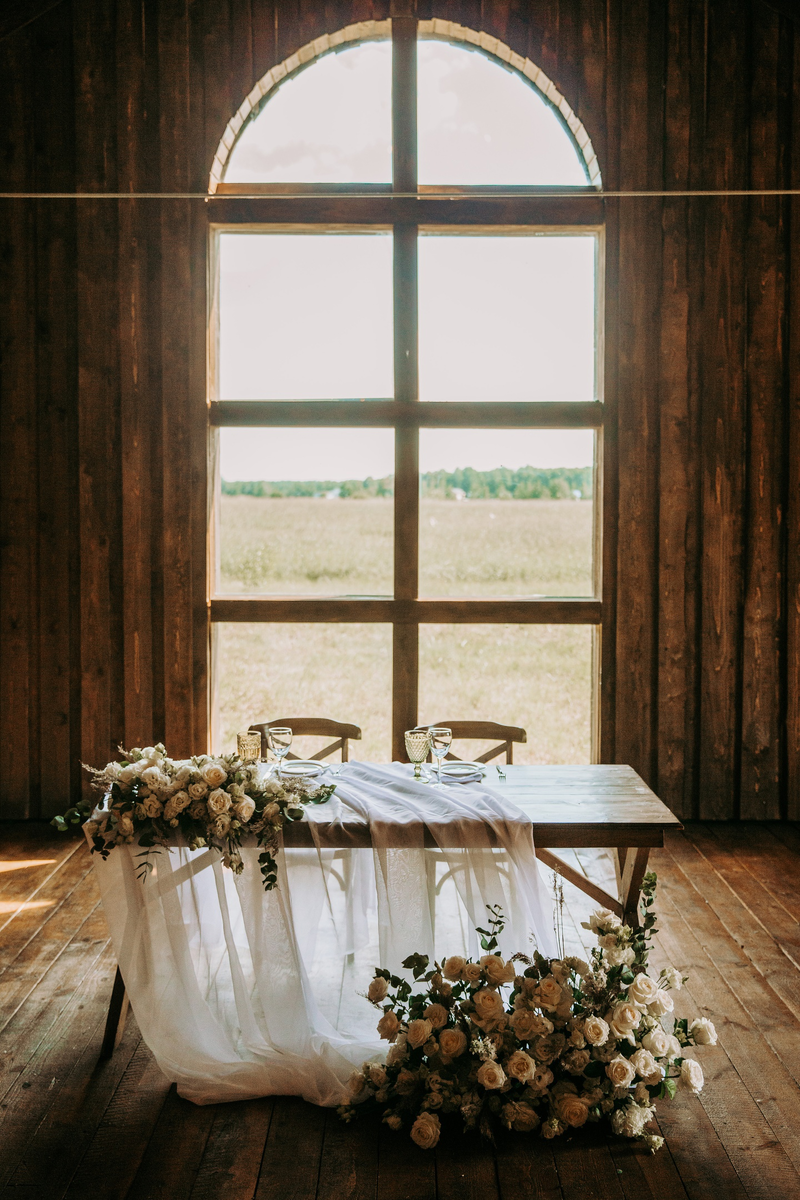 (сделать акцент на президиуме, а столы гостей оформить так, фото ниже)