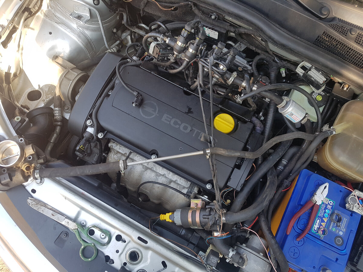 ГБО под капотом астры, и доп. помпа системы охлаждения двигателя. 