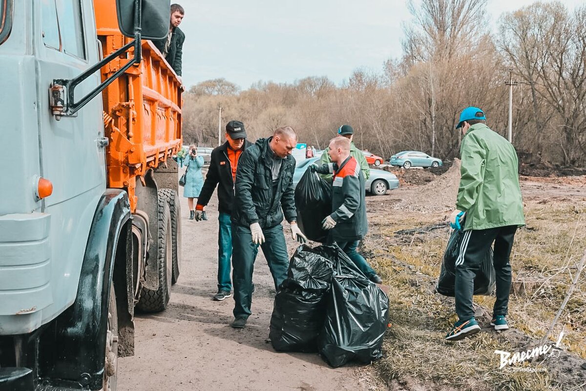 Волонтеры ЛГОКа присоединились к самому масштабному субботнику весны в  родном Губкине 🪵🌿 | ВМЕСТЕ! С призванием | Дзен