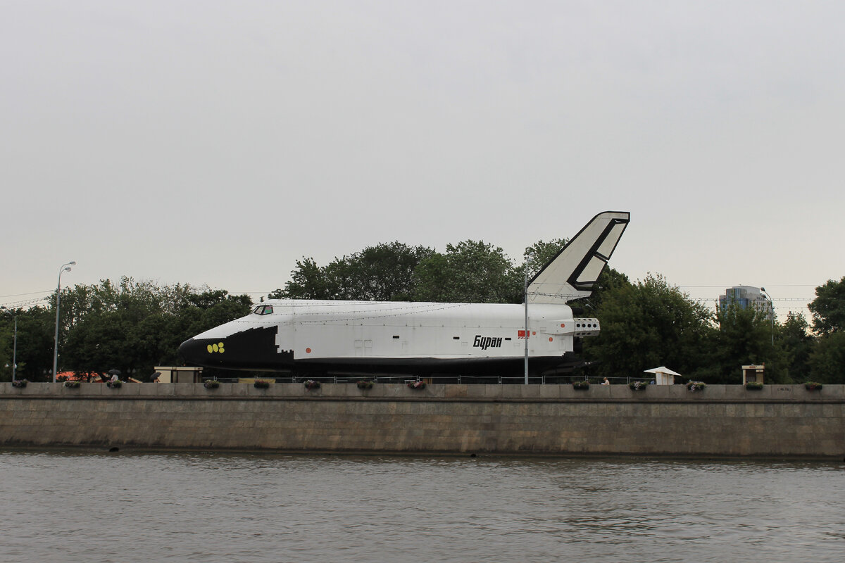 Макет орбитального корабля-ракетоплана "Буран" в Парке Горького 2012 год.