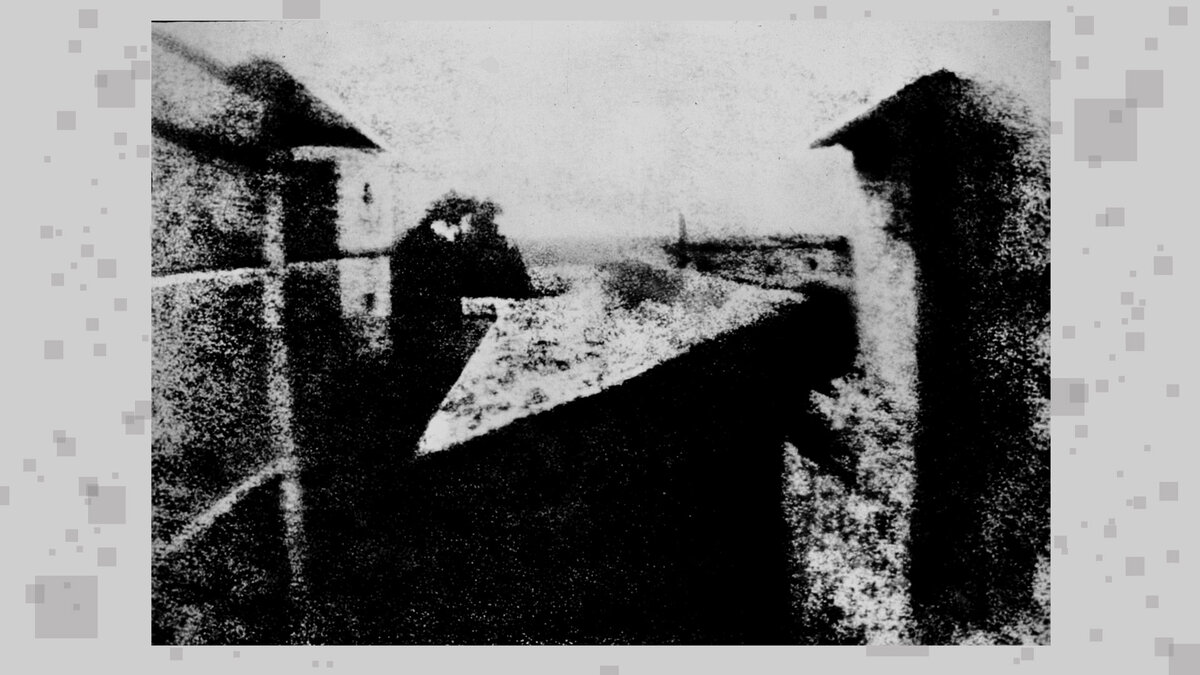 Фотография «Вид из окна в Леграсе», сделанная Жозефом Нисефором Ньепсом в 1826 году, считается самой старой фотографией, сохранившейся до наших дней.