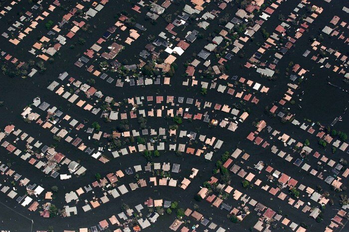 Ураган «Катрина» (англ. Hurricane Katrina) — самый разрушительный ураган  в истории США. Это был ураган 5 категории по шкале ураганов  Саффира-Симпсона, шестой по силе ураган Атлантического бассейна за всю  историю наблюдений. Произошёл в конце августа 2005 года. Наиболее  тяжёлый ущерб был причинён Новому Орлеану в Луизиане, где под водой  оказалось около 80% площади города. В результате стихийного бедствия  погибли 1836 жителей, экономический ущерб составил $125 млрд (оценка,  2007).  
Ураган начал формироваться 23 августа в районе Багамских островов. До  того, как ураган достиг побережья США, ему был присвоен 5-й уровень  опасности по шкале ураганов Саффира-Симпсона. Примерно за 12 часов до  встречи с побережьем ураган ослабел до уровня 4-й категории. Скорость  ветра во время урагана достигала 280 км/ч. 27 августа 2005 ураган прошёл  над побережьем Флориды недалеко от Майами и повернул в сторону  Мексиканского залива. 

 В воскресенье 28 августа 2005 года мэр Нового Орлеана объявил  обязательную эвакуацию. Массовая эвакуация людей вызвала большие пробки  на автострадах.  Город и его окрестности покинули более миллиона   человек, около 80% местного населения.   

Однако не все жители были в состоянии эвакуироваться. Десятки тысяч  горожан жили за чертой бедности и не имели денежных средств на дорогу,  гостиницы. Общественный транспорт прекратил работу, и покинуть город без  собственного автомобиля было крайне затруднительно. В Новом Орлеане  осталось около 150 тыс. человек, преимущественно жителей бедных районов.  28 августа городские власти предложили оставшимся в городе в качестве  пристанища крытый стадион «Супердоум». Убежища в «Супердоуме» искали  около 30 тысяч человек.