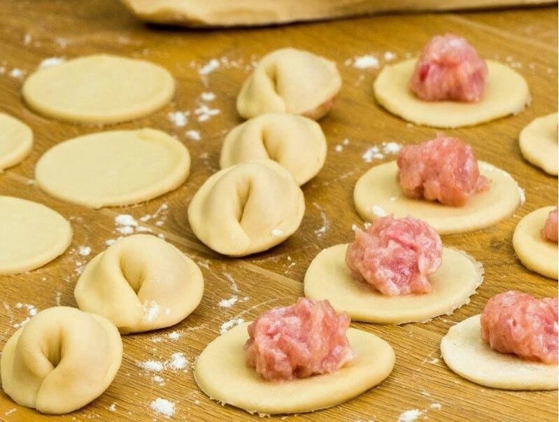 Тесто для пельменей домашних. Булочки розочки. Теста для пельменей. Пельменное тесто. Тесто на хворост в хлебопечке рецепт с фото.