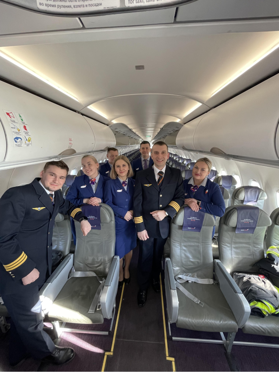 Корней Каргин (в центре) и его экипаж ВС A-320neo после выполнения первого самостоятельного полета в качестве КВС по маршруту Санкт-Петербург-Самара-Санкт-Петербург. Фото: пресс-служба авиакомпании Smartavia.