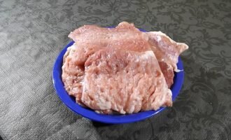 Свинину промыть, нарезать на стейки толщиной 2-2,5 см и отбить до толщины 0,5 см.