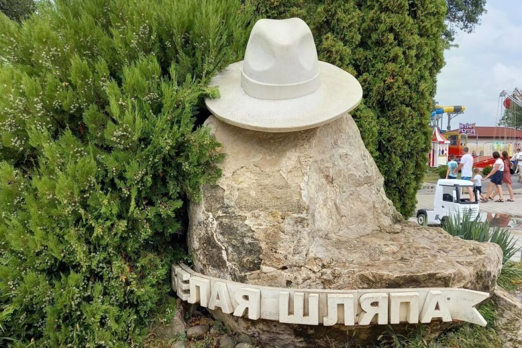 Белая шляпа в анапе фото