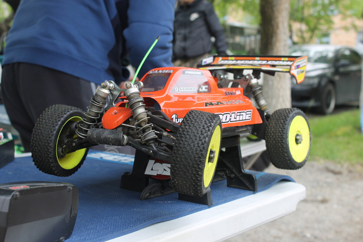 Радиоуправляемая автомодель на электродвигателе.