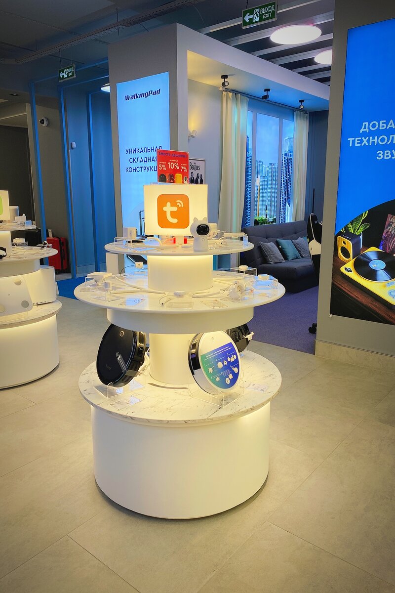 Витрина с продуктами на фоне квартиротек