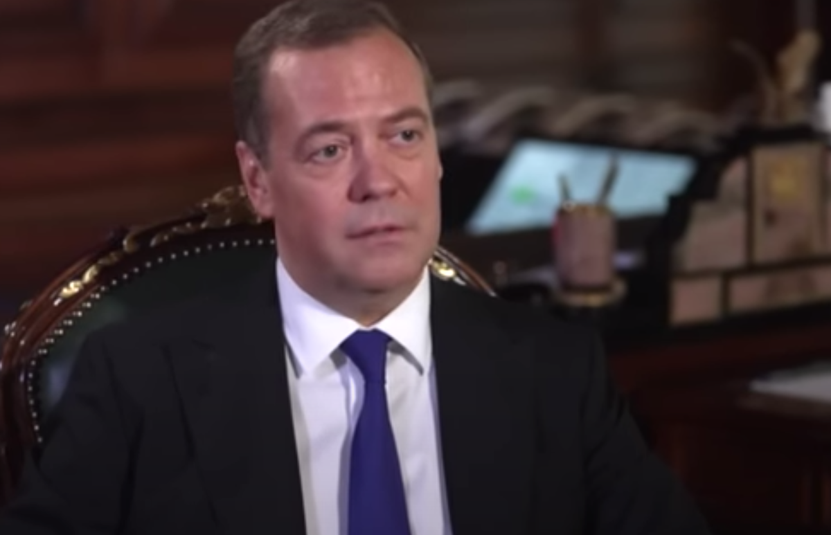 Выражение лица Зампред Совбеза РФ в момент произнесения этой фразы. Видно, что он настроен очень серьёзно и очень много знает о том, что говорит (фрагмент интервью)