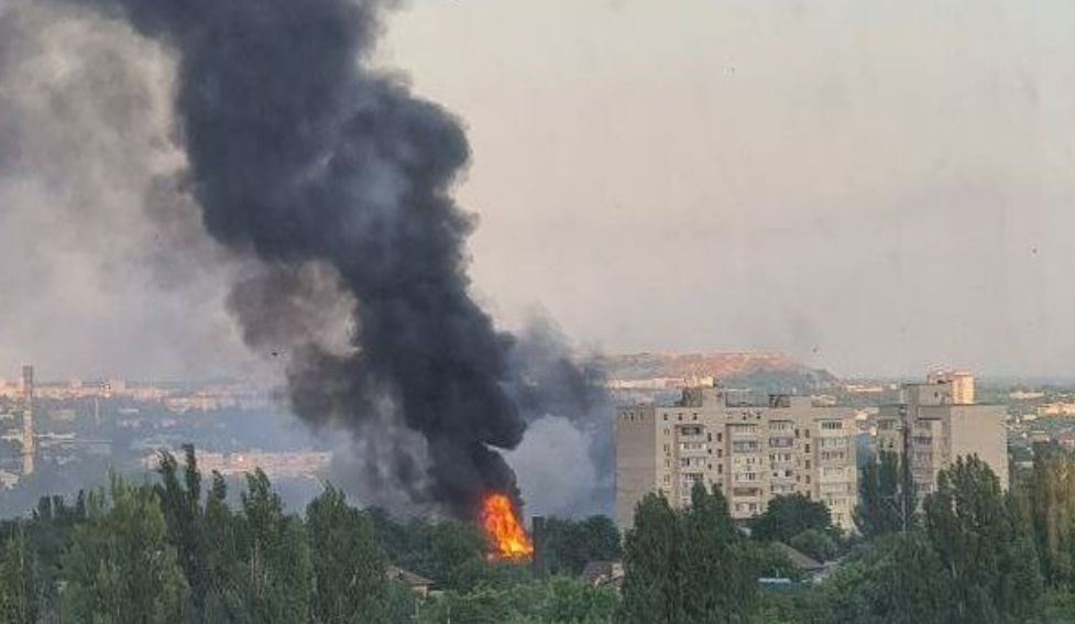 Эта фотография появляется первой картинкой в выдаче поисковика Яндекс на запрос "Обстрел мирных кварталов Донецка".