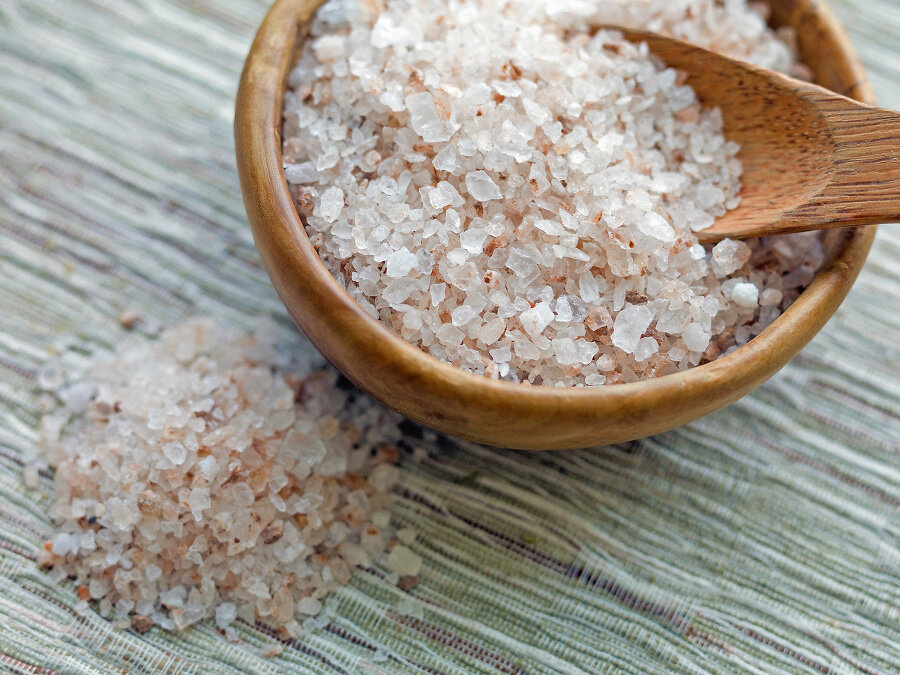 Рецепт скраба для тела. Скраб с гималайской солью. Скраб для тела с солью. Скраб для тела с солью. Скраб для тела в домашних условиях рецепты.