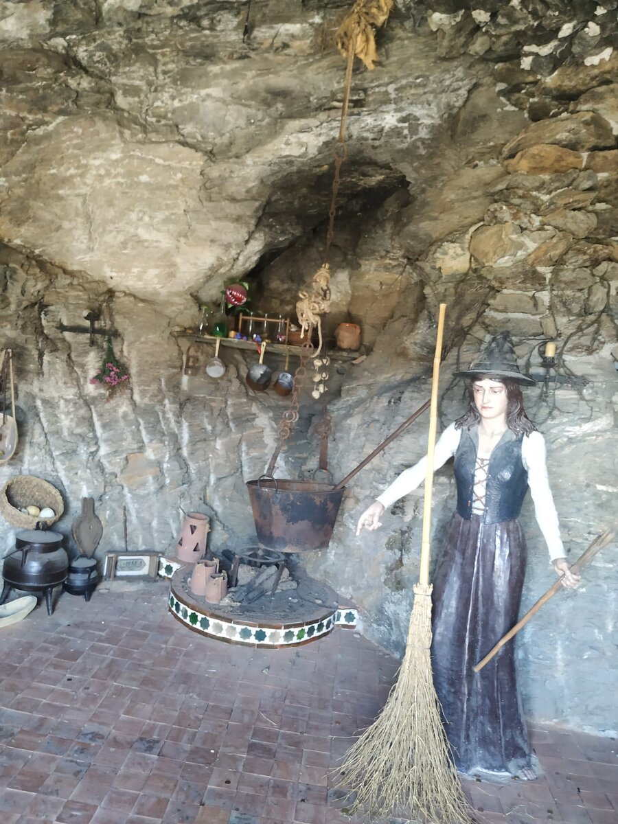 Особенность этой фотографии в том, что здесь раньше жили люди. Очень давно. Впоследствии это место облагородили и придали ему шарм.