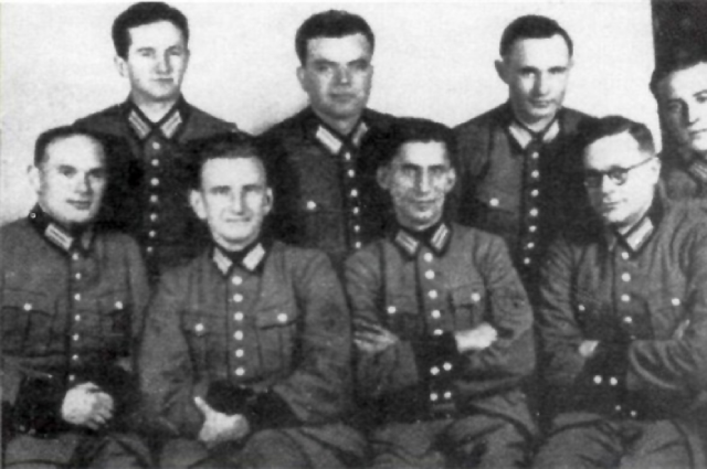    Шухевич сидит второй слева среди старшин батальона «Нахтигаль». Источник: Public Domain