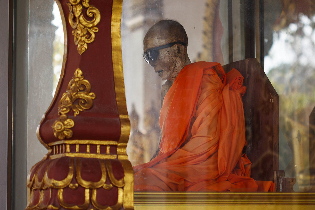 Видимо глаза высохли, и надели очки для эстетики