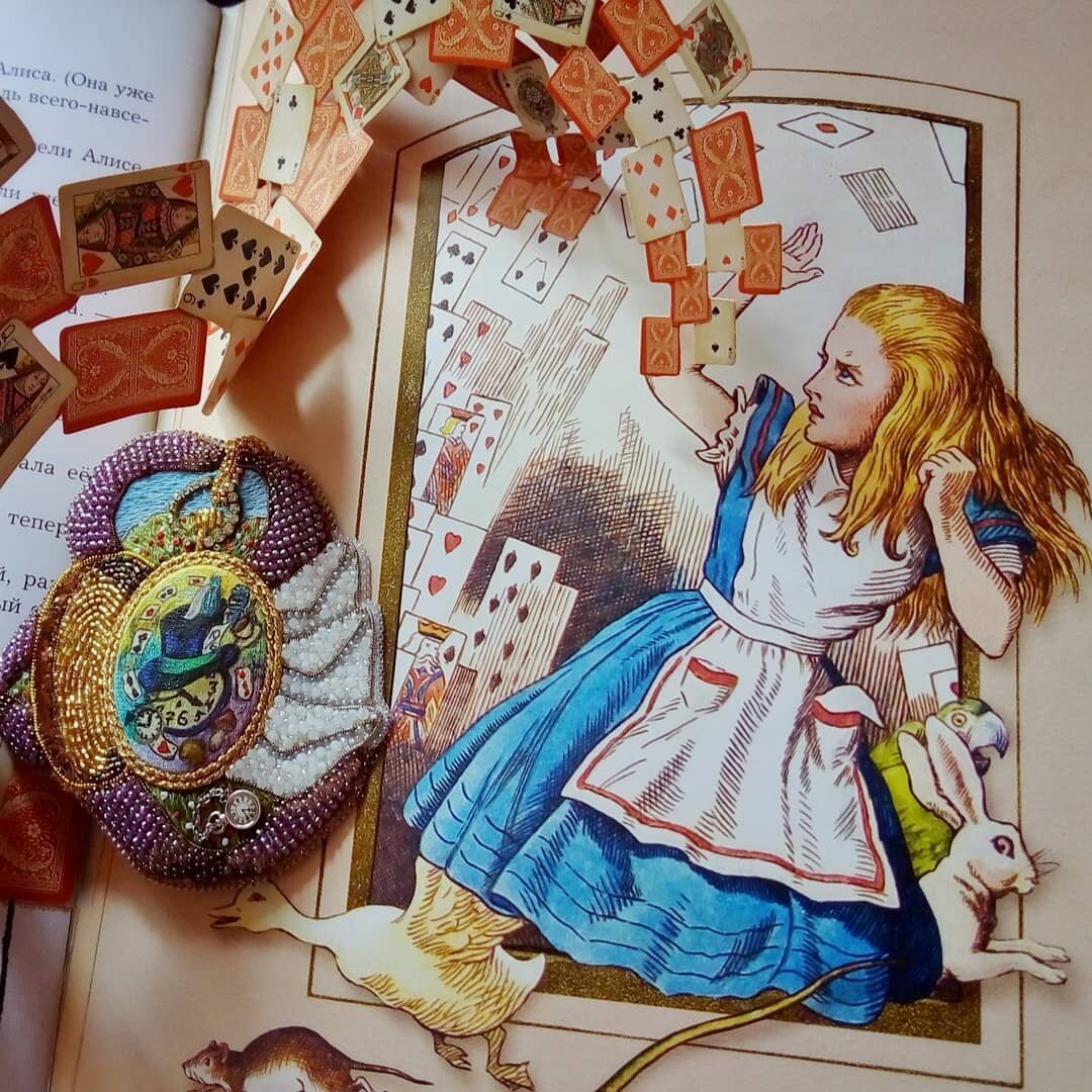 Брошь мастера миниатюры в декорациях книги про Алису