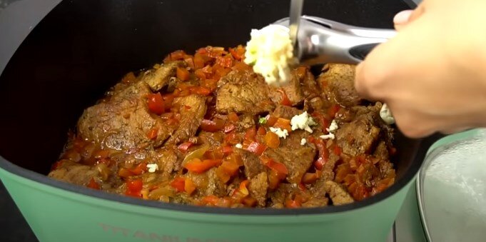 Говядина по кавказски. Сибагро мясо по кавказски. Жаркое сковородка по кавказски. Жаркое из свинины в казане. Мясо по кавказски блюдо.