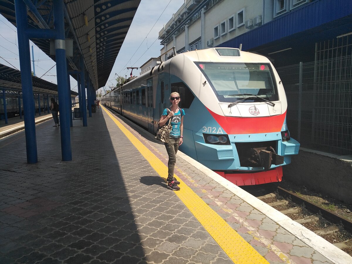Автор, которая случайно оделась в цвет с электричкой ;)