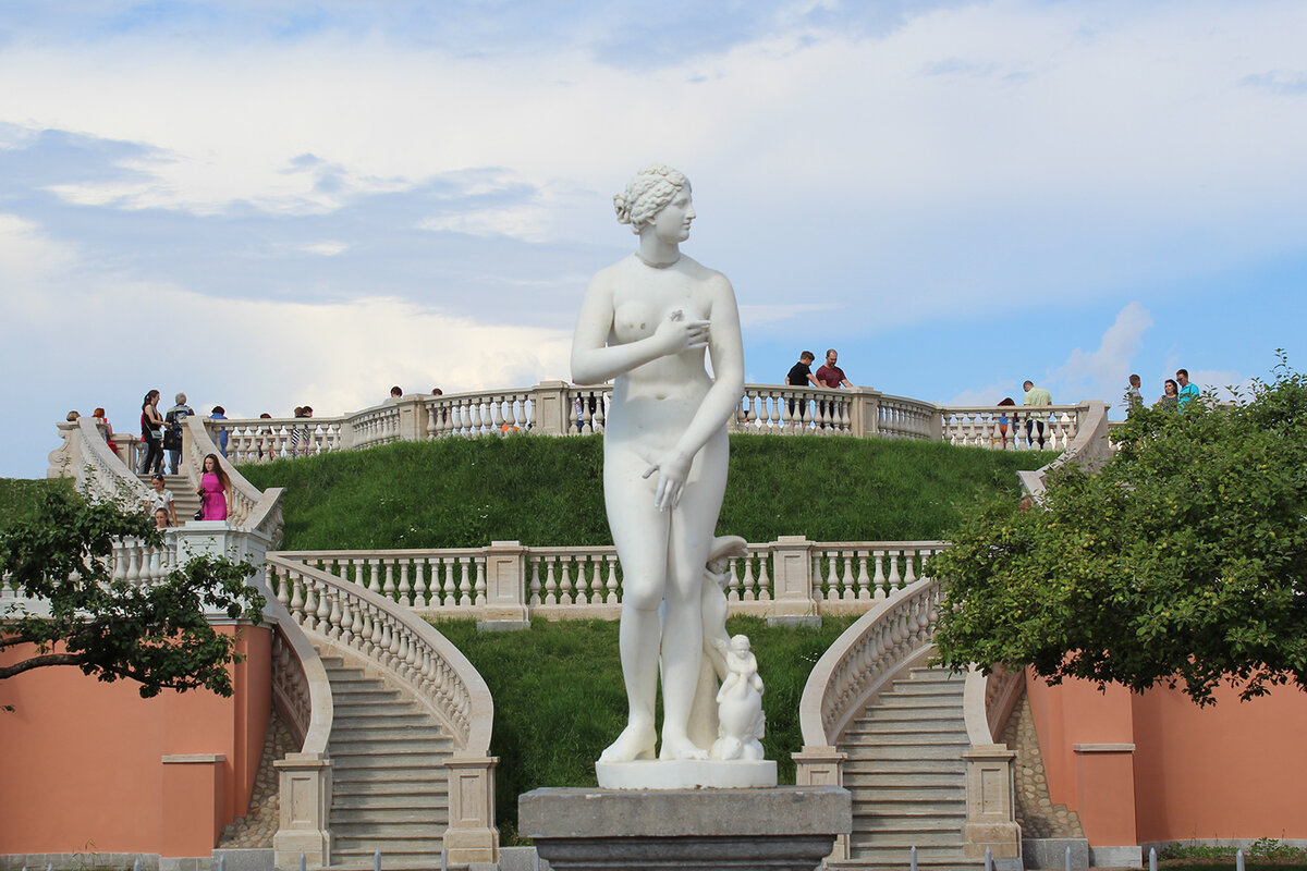 Tall lady. Сад Венеры Нижний парк Петергофа. Петергоф сад Венеры сад Бахуса.