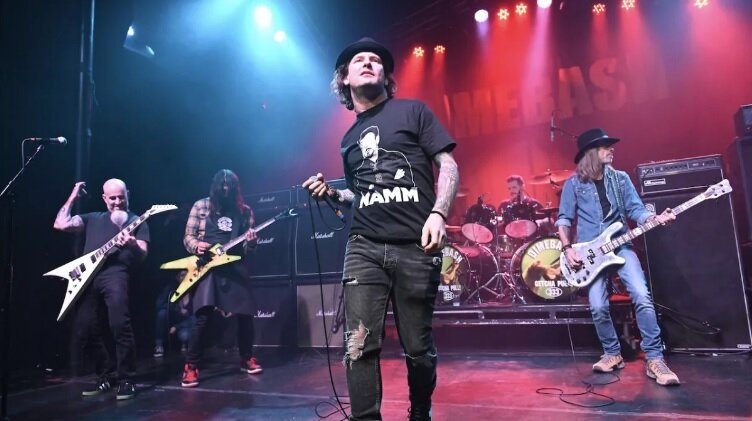 Барабанщик Anthrax Чарли Бенантен с Рексом Брауном (Pantera) на мероприятии Dimebash в 2019 году