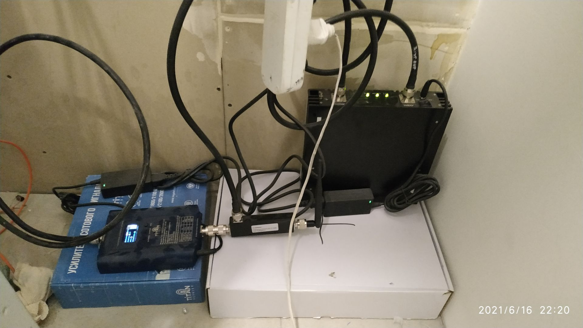 Репитер повышает уровень сигнала от внешней антенны и передает на внутренние. 