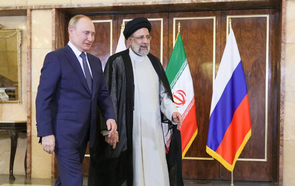 Бахрома на российском флаге на переговорах в Тегеране. Обложка © ТАСС / Сергей Савостьянов