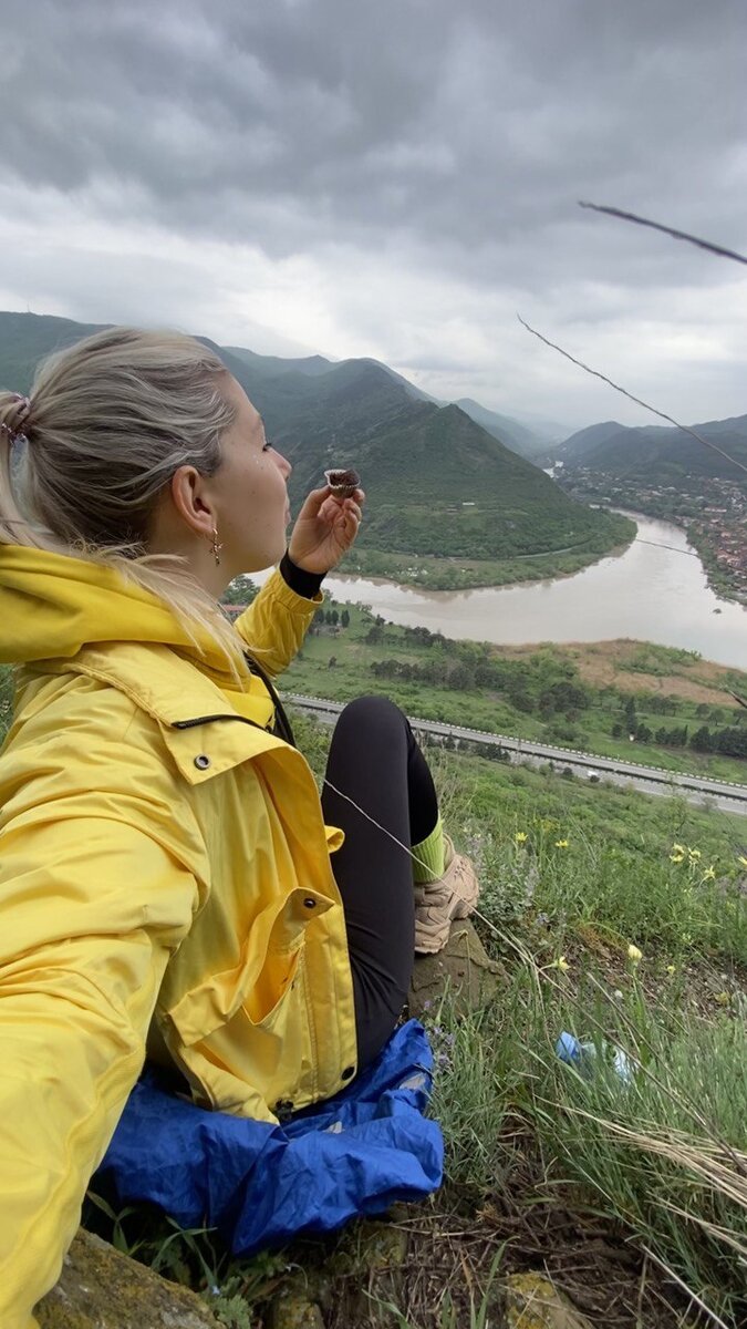 Сижу на чехле для рюкзака, завтракаю кексиком, за мной монастырь, подо мной автобан, напротив слияние рек и сам город Мцхета. Думаю, где-то тут когда-то также сидел Лермонтов и писал "Мцыри" (может вместо кексика был лаваш?)