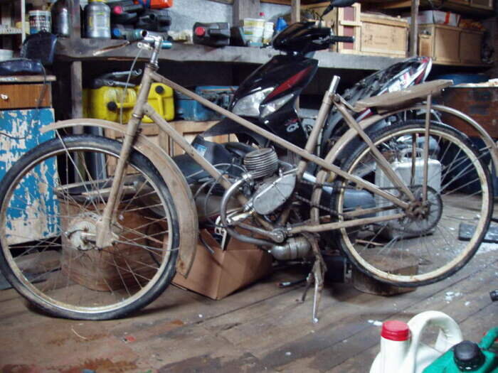 Один из первых мопедов. |Фото: dyr4ik.ru.