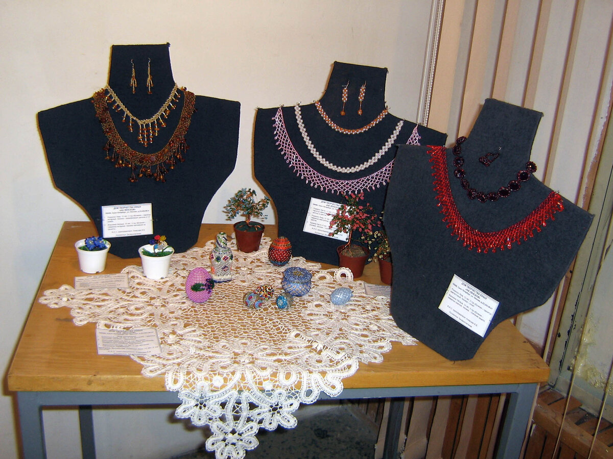 Небольшая выставка детских работ по бисероплетению. Салфетка тоже сплетена моей ученицей на коклюшках в технике вологодского кружевоплетения 