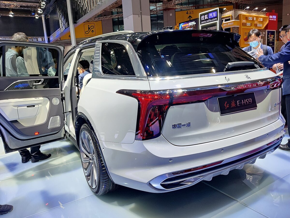 На российский рынок выходит новый бренд, который заменит Mercedes-Benz, BMW и Audi. Источник иллюстрации - Яндекс.Картинки