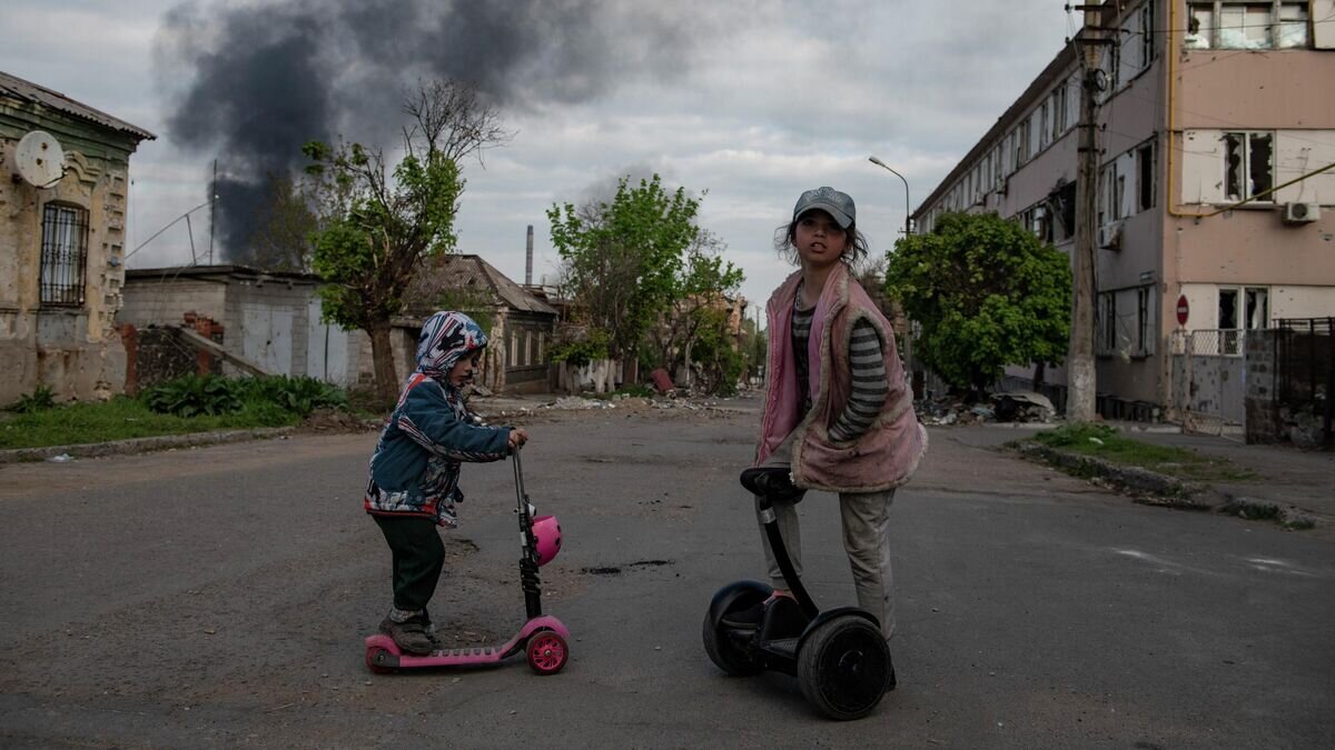    Дети на улице в Мариуполе© РИА Новости / Валерий Мельников