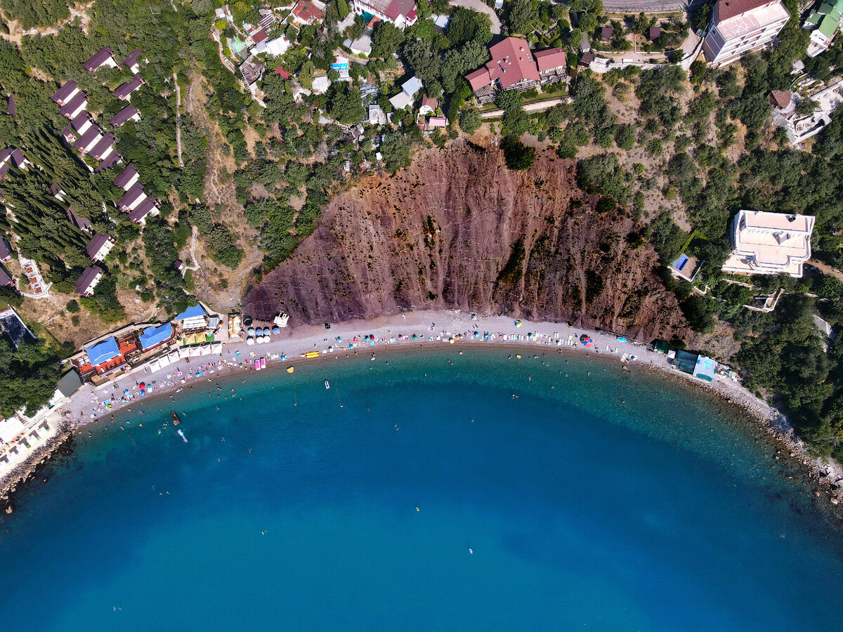 Пляж в Крыму, где по мнению местных, самое чистое море, нет водорослей и  мало приезжих. Показываю почему это так | Стеклянная сказка | Дзен