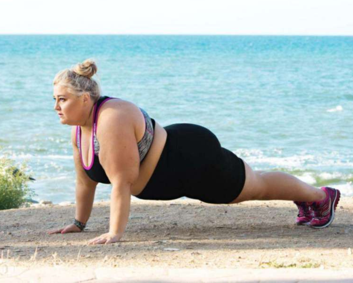 Отличная локация для занятий по похудению. Эта женщина замотивирована на успех и не станет переедать