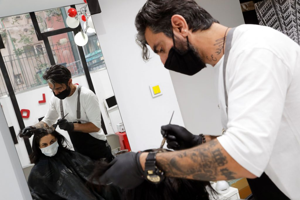 Иллюстрация из статьи Cyprus Mail «Coronavirus: the ‘new normal’ at the hair salon». Фото: Reuters