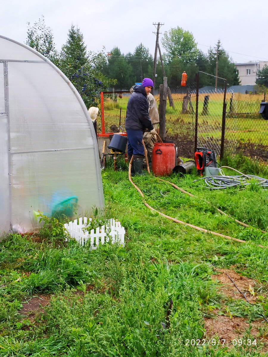 Нам чистят колодец