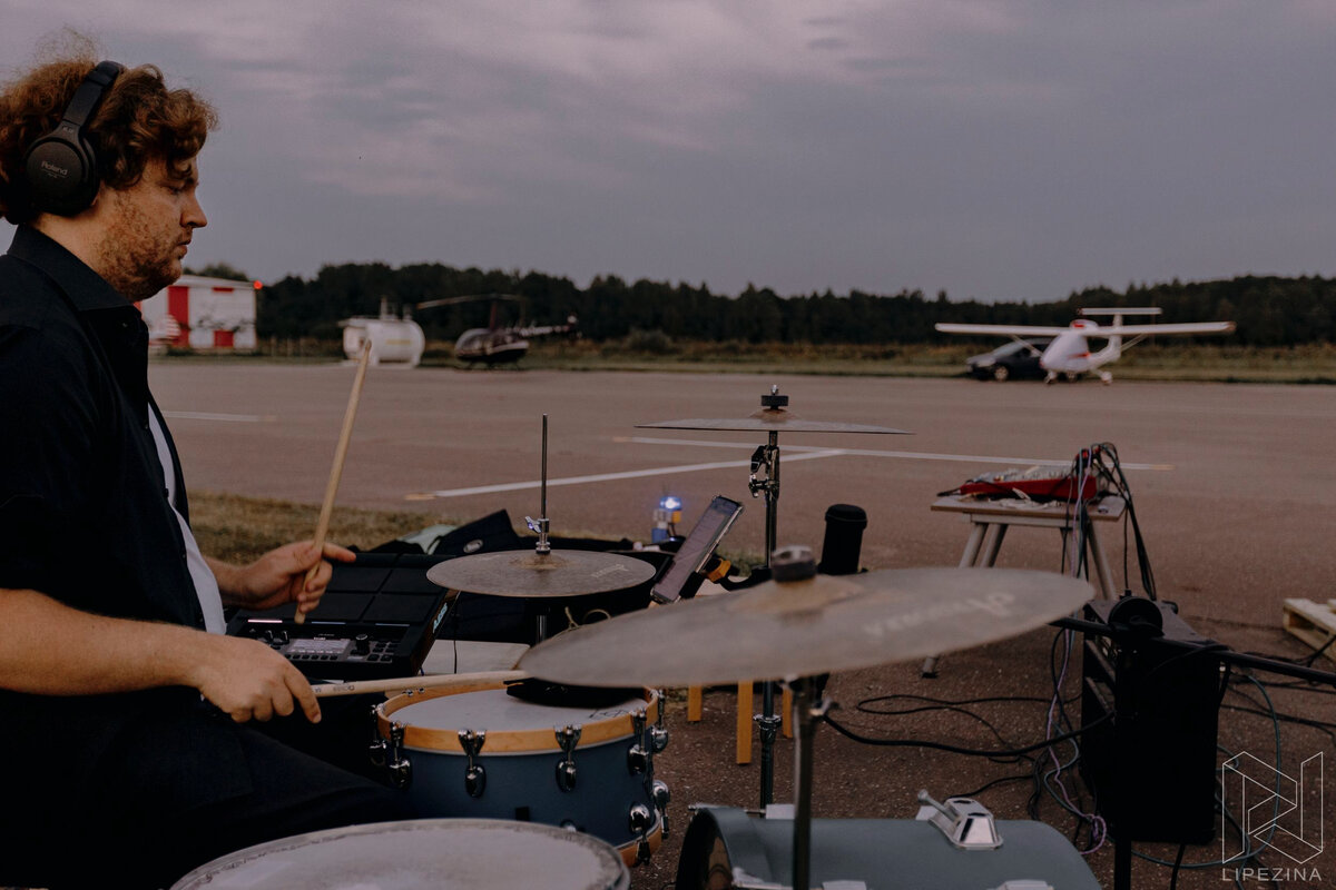 Группа Диктофон на аэродроме малой авиации в Калужской области. Фотограф -  Polina Lipezina.