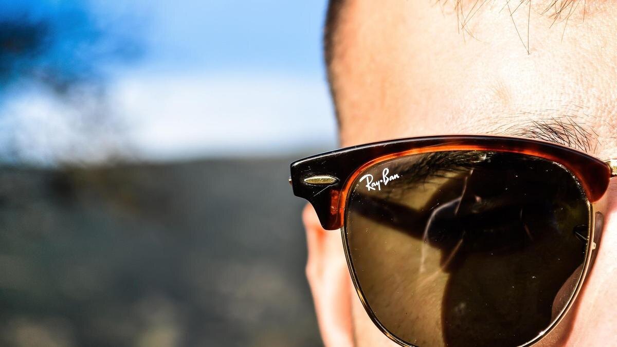    Мужчина в очках RayBan:pixabay.com