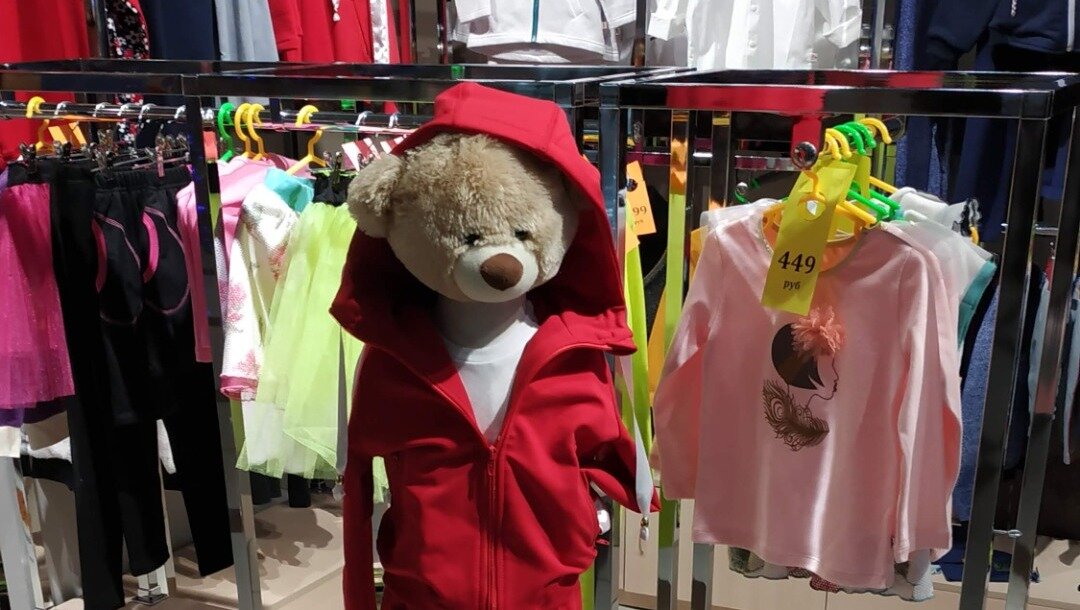     Компания H&M вновь открыла свои двери в российских ТЦ. Магазины полнятся не только покупателями, но и, скорее всего, новыми поставками одежды — принимать клиентов готовы и филиалы во Владивостоке.