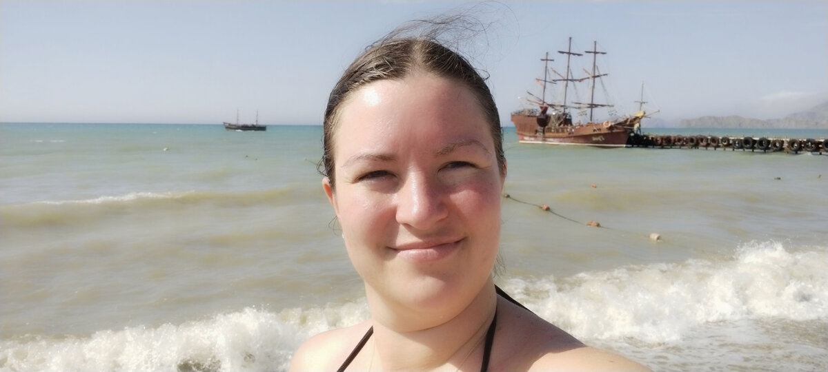 Немного мутная вода после шторма у берега, но стоит зайти чуть глубже и всё отлично 🌊