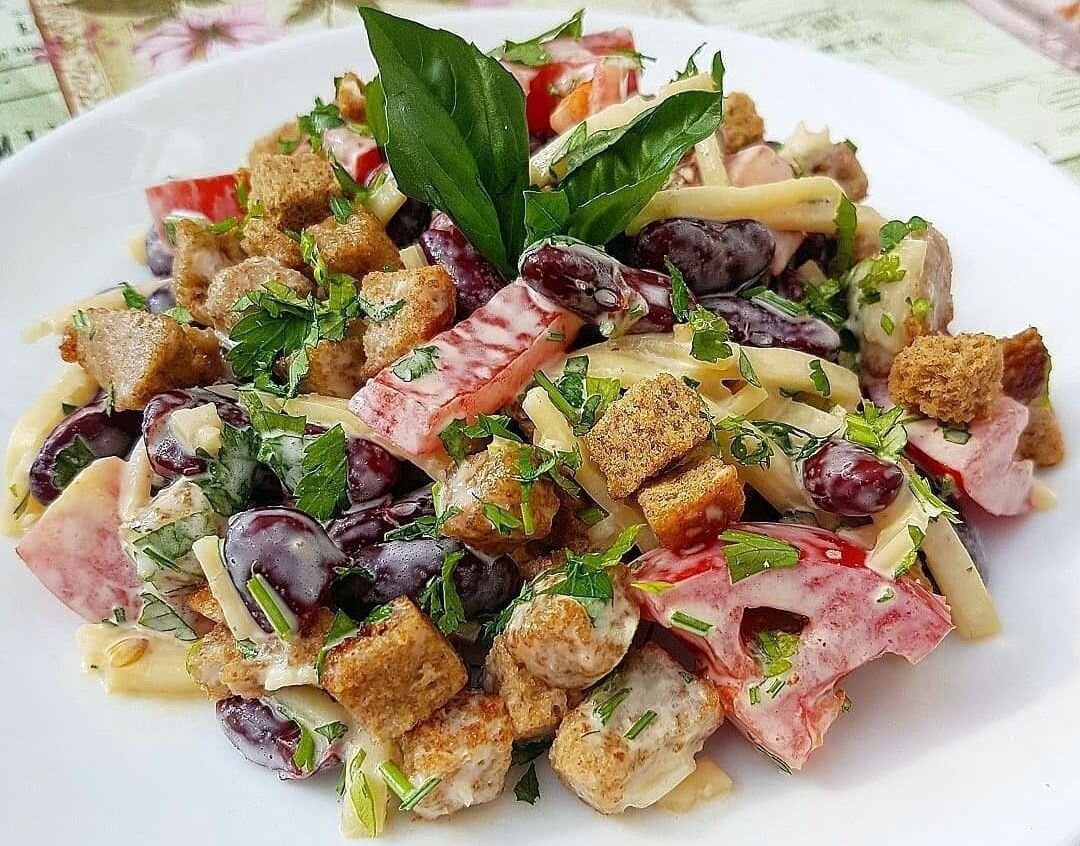 Салат с сухариками и фасолью
