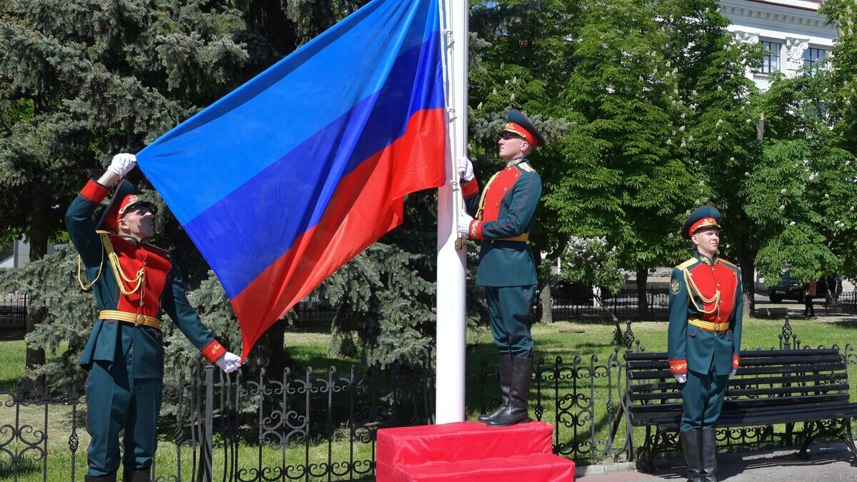    Военнослужащие почетного караула Народной милиции на торжественном поднятии флага Луганской Народной Республики в Луганске © РИА Новости / Александр Гальперин